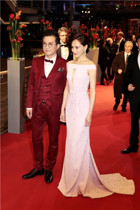 唐嫣真敢穿,粉色裙开缝惊艳全场,网友:罗晋批准了吗?