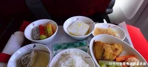 川航“喂猪式”的飞机餐,吃到系不上安全带,乘客拒绝不了！