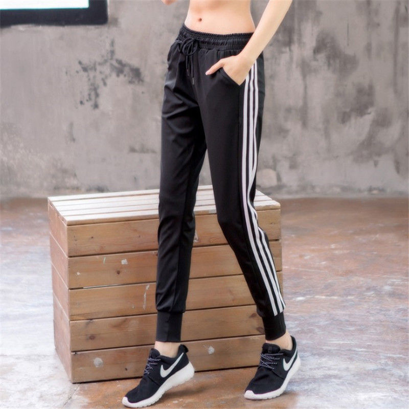 老妈54秋天偏不穿妈妈装，想不到这么穿更加靓丽显年轻呢