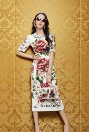 迪丽热巴写真照曝光，笑到牙龈都露出来，网友：仗着颜值为所欲为