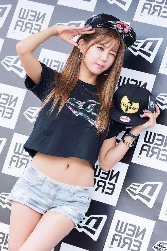 街拍：青春靓丽的小姐姐，短裤增添时髦风韵，窈窕长腿秀出魅力