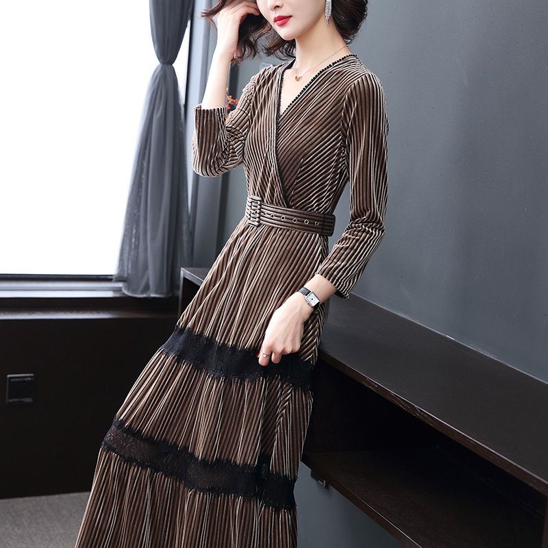 中秋朋友聚餐，我穿这款秋裙出席，惊艳全场，朋友都纷纷赞我美嫩