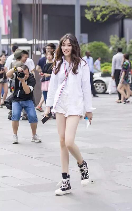 街拍：图二职业装黑丝美女，真想给她提包