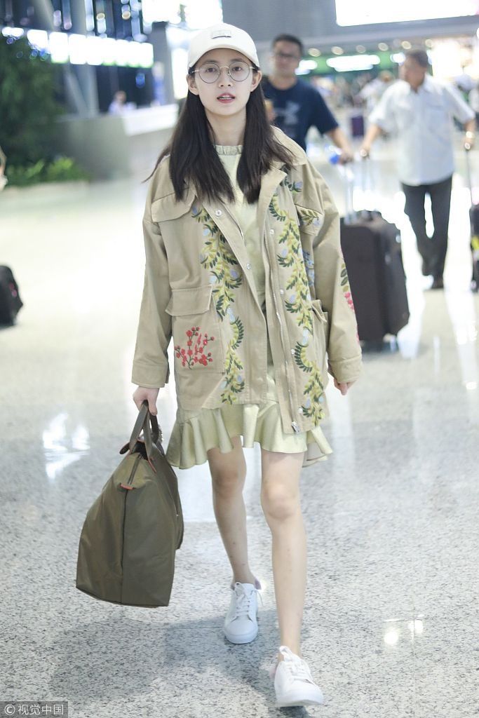 “新版赵敏”陈钰琪独自亮相机场 素颜皮肤白皙美腿吸睛