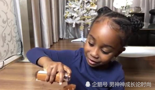 4岁小姑娘教化妆，手法娴熟根本不像是第一次化，网友：可爱的想