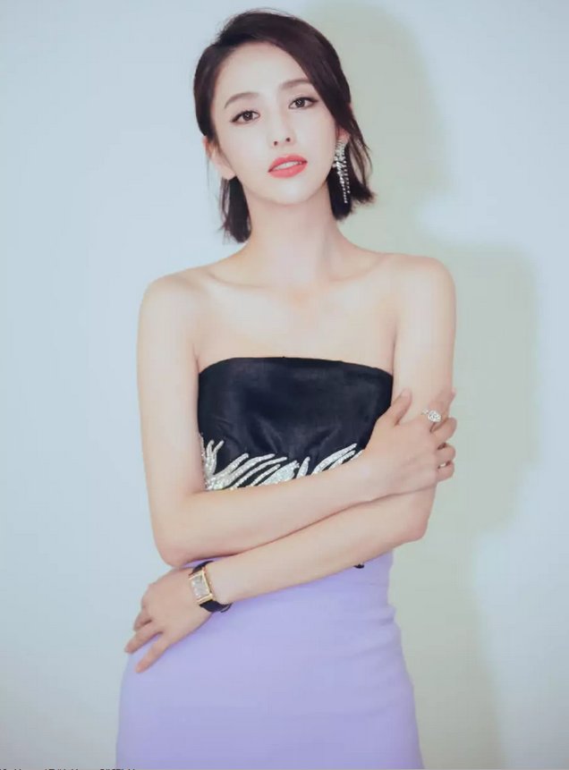 佟丽娅装嫩成功，大红唇T恤背带裤秒变18岁，长发却让网友笑出声