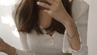 这女人简直六的一批!衣服都不好好穿，但却迷人美到骨子里