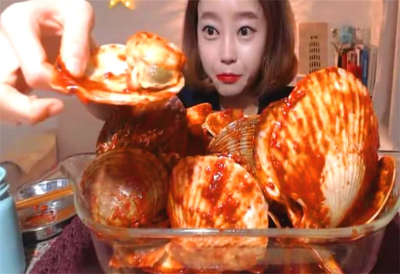 女子直播吃大扇贝, 结果不小心暴露真相, 网友: 大骗子