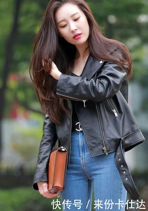 # 美女#美丽的身姿特别养眼!,颜值很高的牛仔裤美女