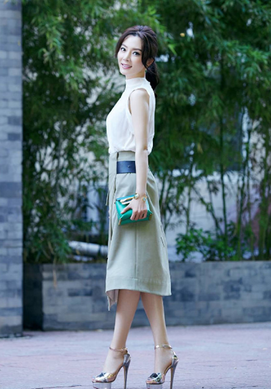 陈数厉害了，上半身里面什么都不穿，网友：越穿越凉快！