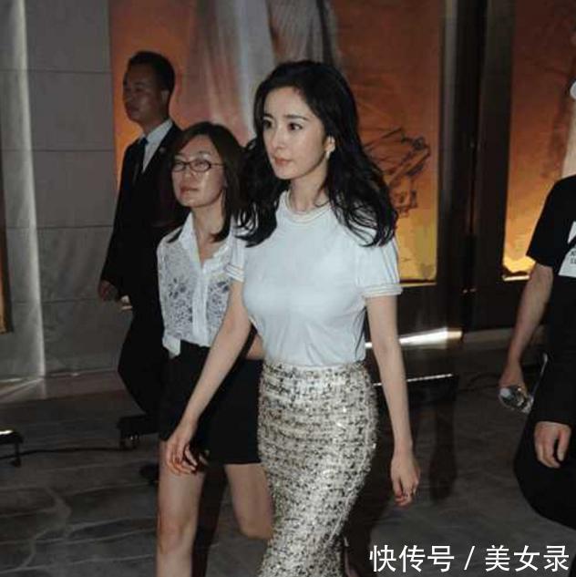 杨幂穿白色T桖,宽松穿成了紧身衣,网友:太大了