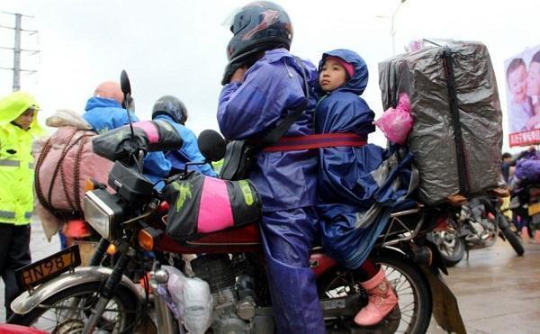  摩托车|明明禁摩，农民工却爱骑摩托车回家，火车也不贵，为啥不