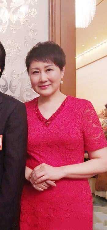 关之琳和张凯丽同穿红色系裙子，身材好就是不一样！