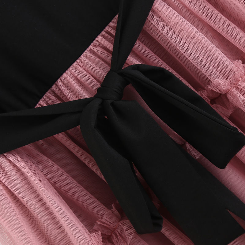 聚会场上穿裙子的女人，前凸后翘迷人好身材，男人看了脚都走不了