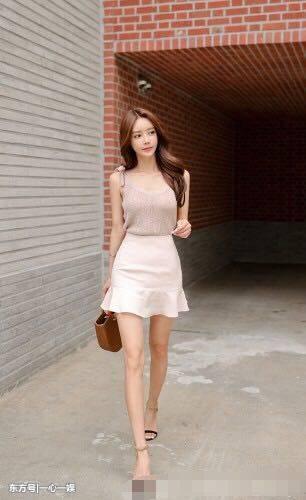 街拍：秀气白皙文静的美女，性感又特别的时尚靓丽！