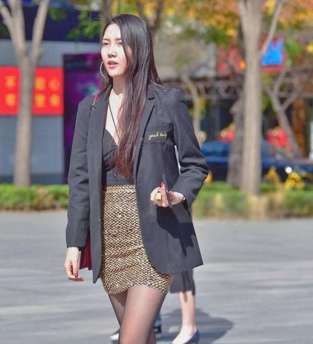 「感觉」小姐姐笑起来好看,也很有魔力,让人感觉甜甜的!