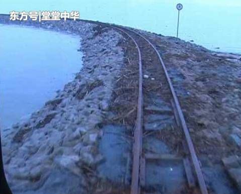 世界上最奇怪的铁路，建在海中央，火车如何做到在大海里跑？