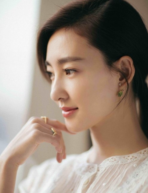 王丽坤白色蕾丝薄纱长裙出席活动 优雅精致