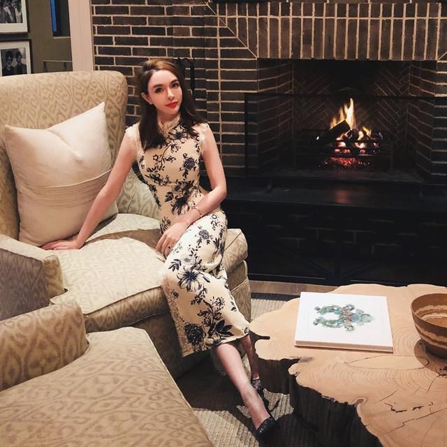 优雅青花瓷版中国浓郁复古风花色贴合出玲珑身材曲线