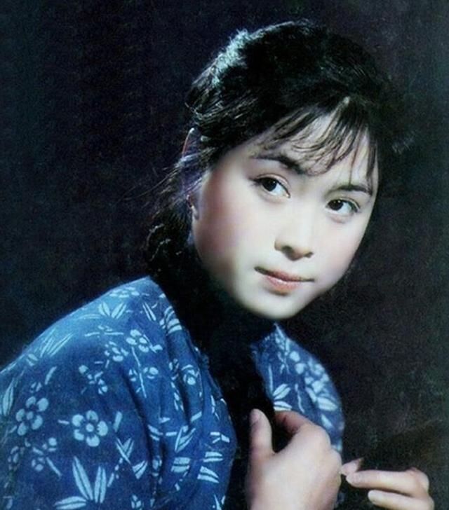 「成名」她出道于《小字辈》,主演《梅花巾》成名