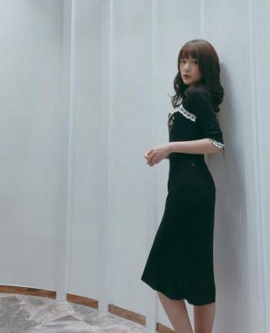 “假小子”徐娇长大了, 穿包臀裙秀身材, 果然是女大十八变