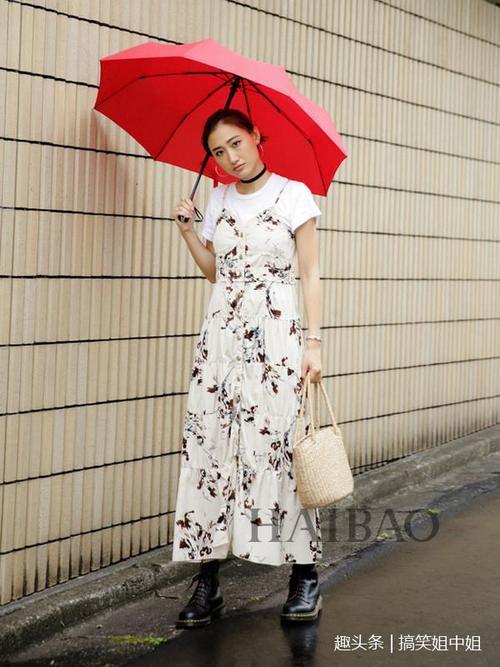 路人街拍:白T恤+印花吊带裙,再加一把红雨伞,小姐姐很美