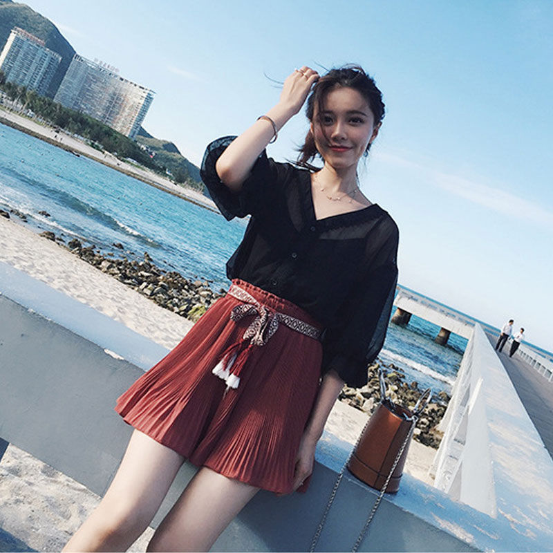 女人果然还是年轻好看，出门穿这款“显嫩衫”，男人喜欢同性嫉妒