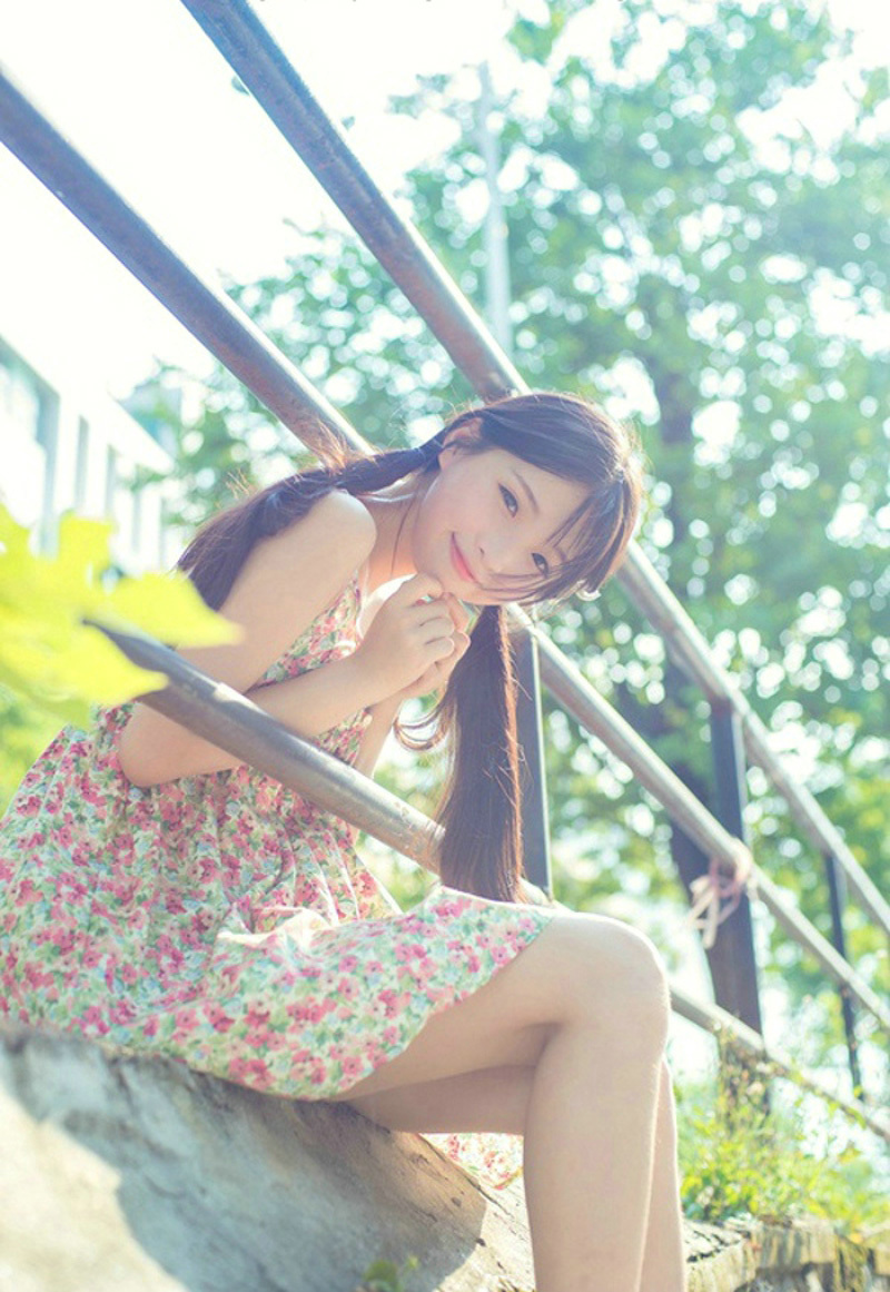 小清新甜美妹子双马尾吊带裙清纯写真