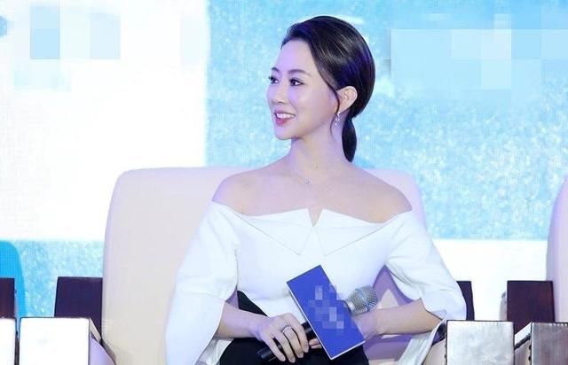  『气质』被潘晓婷气质惊艳，穿一字肩白色衬衫配黑色半身裙，秒变气质女神