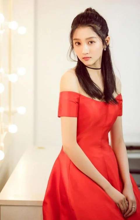 20岁关晓彤与28岁Angelababy,梳同样的发型,差距岂止一个8岁?