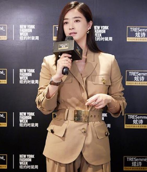 蒋欣和刘涛同穿骆色裙出席活动，网友：这差别也太大了吧！