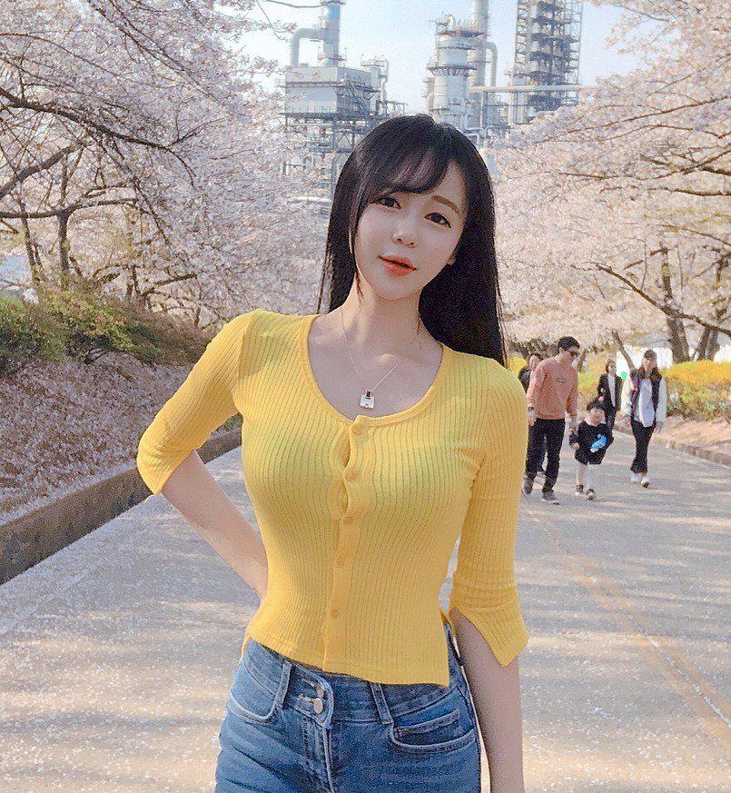 身材完美的牛仔裤美女，气质不弱于街头明星！