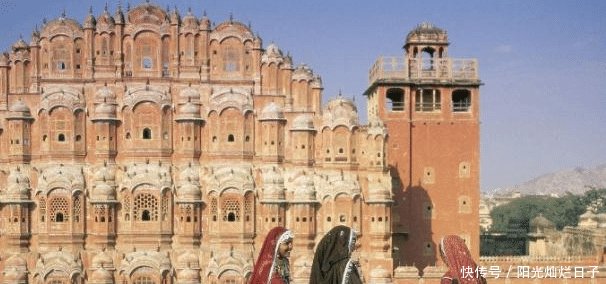 游客在印度买冰棒吃，导游立马抢过来扔了并大声喊你不要命了