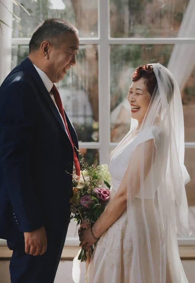  那一刻@迟到30年的婚纱照，这个母亲节我给妈妈补上了｜素人改造