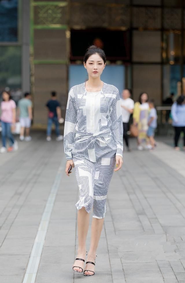  『日常』这种连衣裙千万别错过，遮肉显瘦增气质，日常通勤又百搭