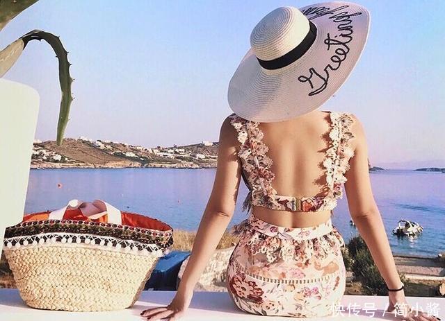 遮肉必备连体泳衣，水里也能玩性感