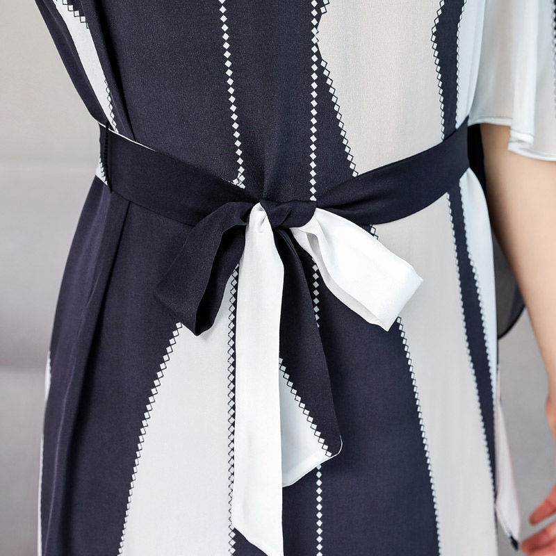 小个子老婆套装都不穿了，出门连衣裙+半跟凉鞋，显高显腿长，美