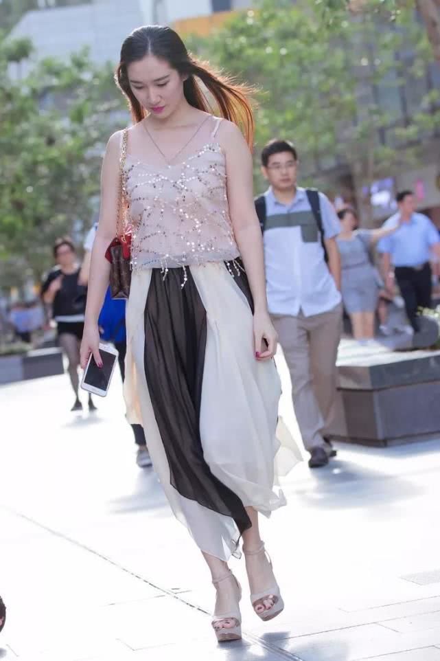 #短发#街拍:清新靓丽的短发美女,白衬衫马甲搭配黑色裙子,落落大方