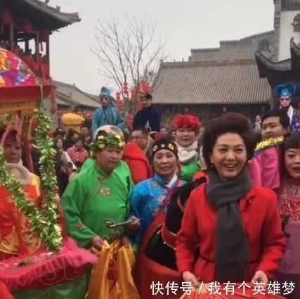  毫无：她是央视著名美女主持人，回老家却毫无架子，扭秧歌、下地干农活