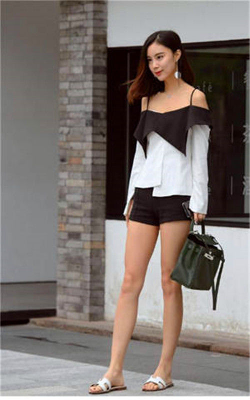 「气质」街拍:气质优雅的美女,身穿白色背心,露出纤细小蛮腰