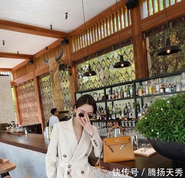  小姐姐：路人街拍,小姐姐五官精致,穿柔美的白色上衣,潇洒又优雅
