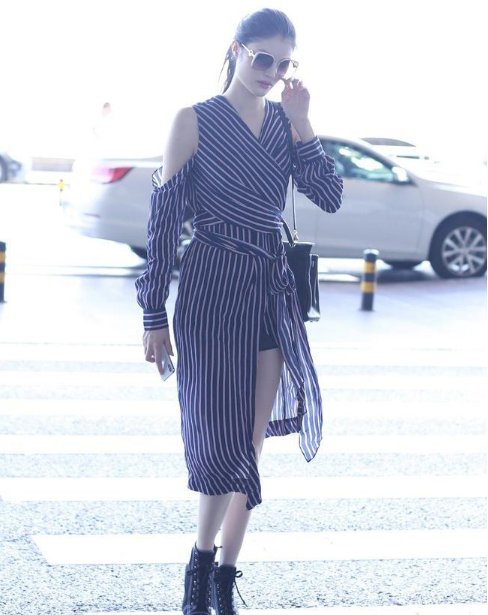 何穗比奚梦瑶还敢穿!故意露出安全裤，网友:果真超模百无禁忌!