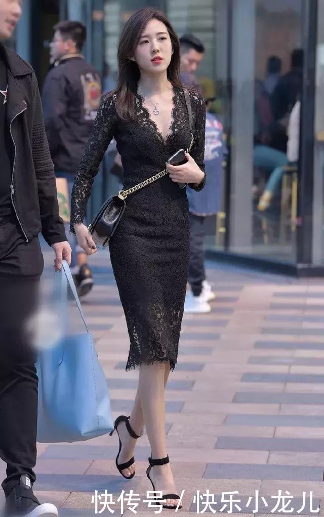 『美女』街拍:美女脚上踩着一字带的高跟鞋,让娇小的身材也能够显得十分的性感