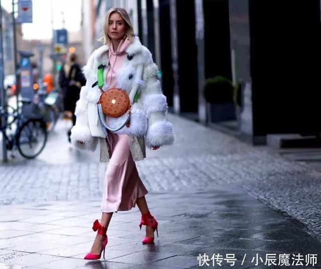 红色小方包:2020年最流行的“包包”,随意搭配都有范,美出不一样的高度
