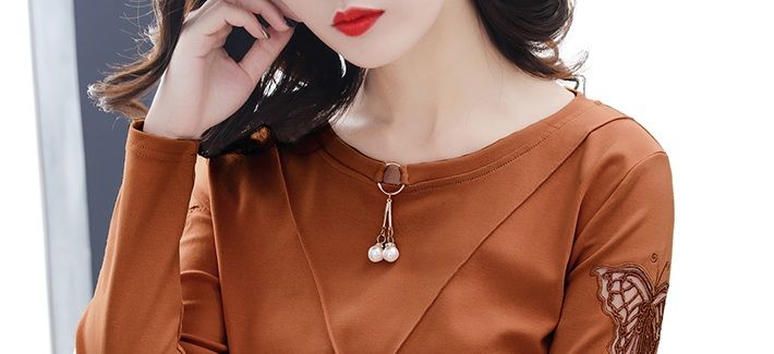 46岁老婆真会打扮!秋天穿这“卫衣+小脚裤”，洋气嫩美像30