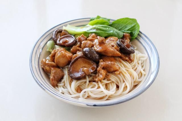  『鸡腿』一个鸡腿、一把香菇做成卤汁，嫩滑鲜美香喷喷，拌面条能吃两大碗