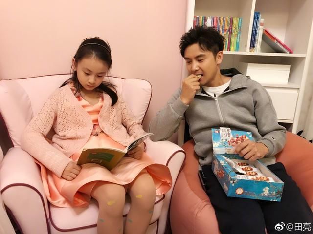 黄晓明小舅子上热搜，杨颖凌晨更博回应：他不想做幕前的工作！