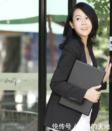 48岁刘若英同框44岁周迅，网友：这差距绝不止一个4岁！