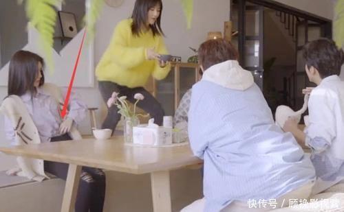 「通人」以为没镜头,鞠婧祎吃完饭后,谁注意她的手在干啥?女神包袱掉了