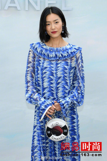 刘雯周迅同看秀 论凹造型刘雯这回输了